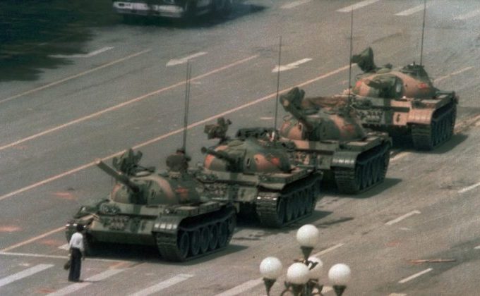 Chinez în faţa coloanei de tancuri pe 5 iunie 1989, după intervenţia brutală a armatei ordonată de Partidul Comunist Chinez pentru a strivi demonstraţiile studenţeşti în Beijing