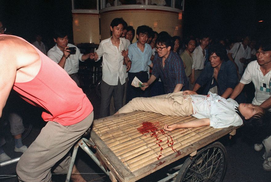 Fată împuşcată de Armata chineză pe 4 iunie 1989, Beijing (MANUEL CENETA/AFP/Getty Images)