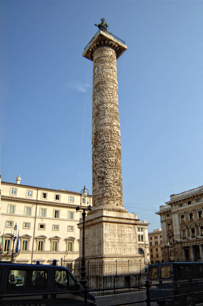 Columna lui Marcus Aurelius, Piazza Colonna, Roma. (wikipedia.org)