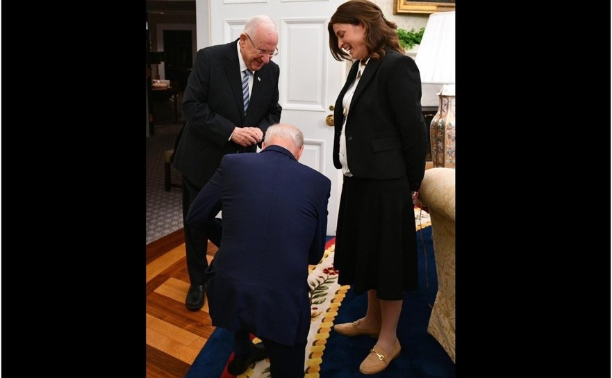 Joe Biden îngenunchează în faţa preşedintelui israelian Reuven Rivlin şi a şefei sale de personal, aflaţi în vizită la Casa Albă, iulie 2021