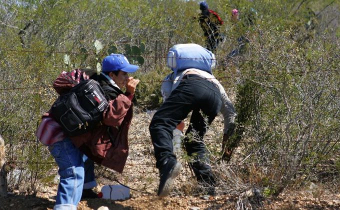 Grup de migranţi ilegali în Nuevo Laredo, Mexico