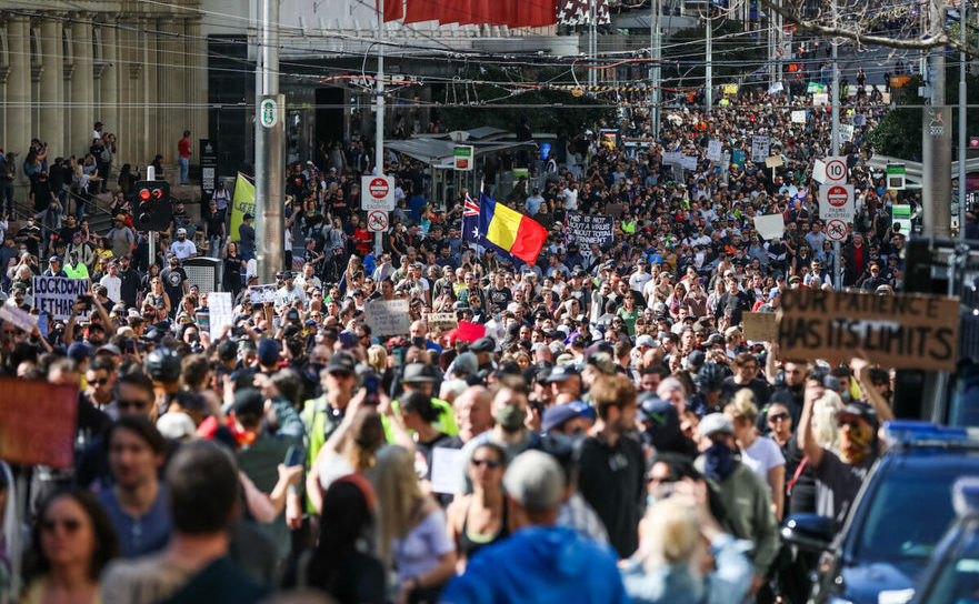 Steag românesc la demonstraţiile anti-restricţii din Meloburne, Australia, 21 august 2021