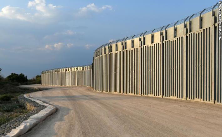 Autorităţile din Atena au ridicat un zid de oţel la graniţa dintre Grecia şi Turcia, pentru a stăvili eventualele valuri de mingranţi afgani