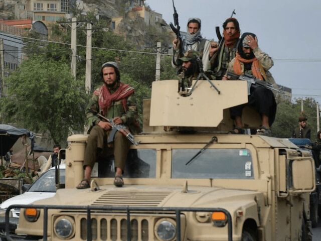 Talibani urcaţi pe vehiculele auto blindate ale armatei americane,  capturate după preluarea controlului asupra armatei afgane, Kabul, 31  august 2021 (Hoshang Hashimi/AFP via Getty Images)