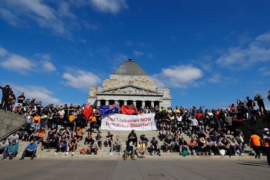 Muncitorii din construcţii şi manifestanţii pe treptele Altarului Comemorării protestează împotriva reglementărilor COVID-19, Melbourne, 22 septembrie 2021 (Con Chronis / AFP via Getty Images)