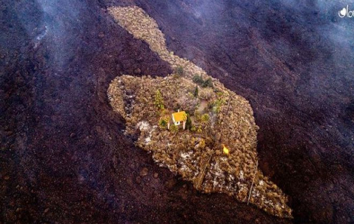 O casă aflată în mijlocul lavei vulcanului a rămas neatinsă, zona El Paraíso, Insula La Palma, pe 21 septembrie 2021, Insulele Canare.