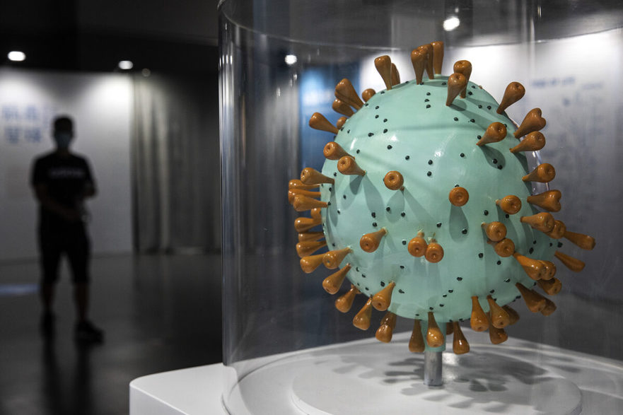 Machetă a virusului Wuhan la o expoziţie ştiinţifică din  acelaşi oraş, provincia Hubei, China, 18 iulie 2021