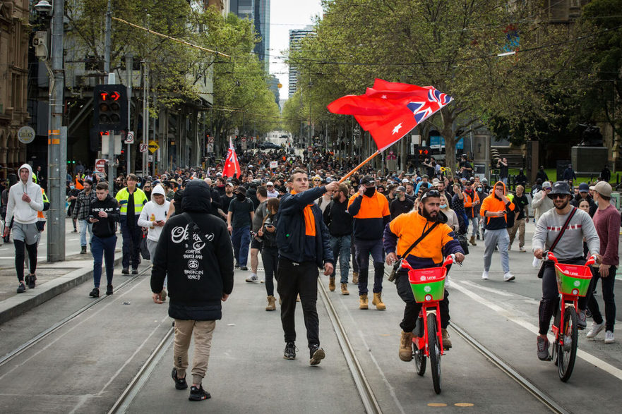 Protestatarii mărşăluiesc pe străzile din Melbourne, Australia, pe 22 septembrie 2021. (Darrian Traynor / Getty Images)