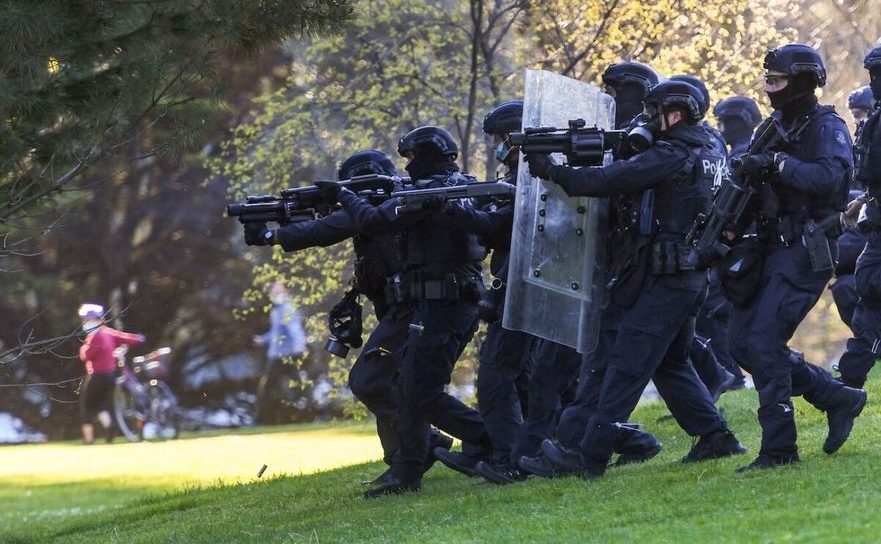Poliţia trage cu spray capsicum către demonstranţii din construcţii, Melbourne, 22 septembrie 2021 (William West/AFP via Getty Images)