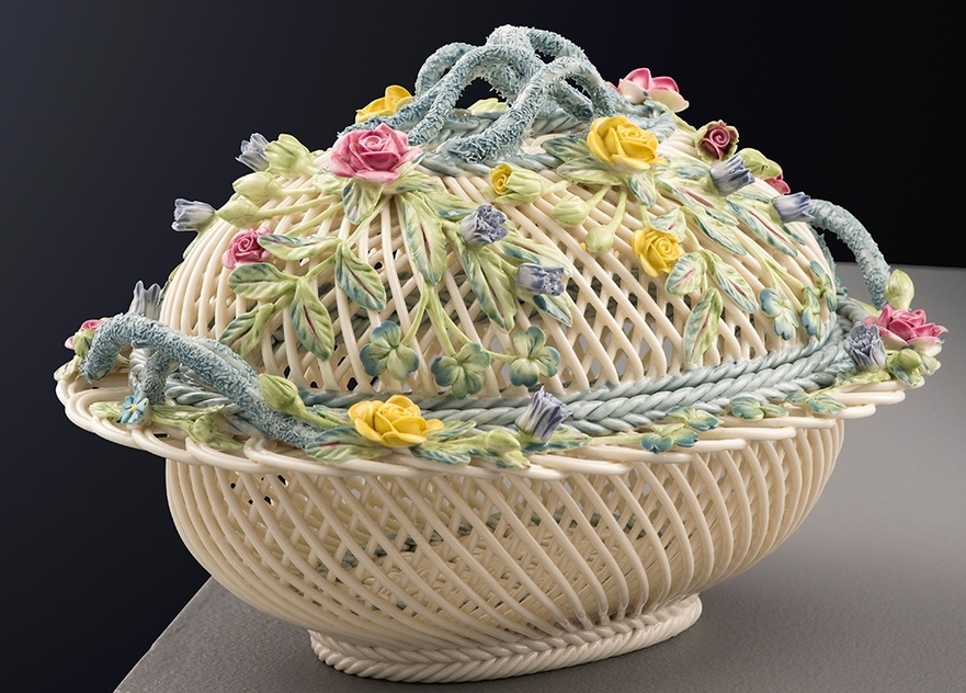 Coşuleţ decorat cu motive florale, din ceramică irlandeză Belleek. (belleek.com)