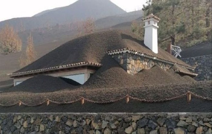 O casă îngropată în cenuşă, La Palma (Spania)