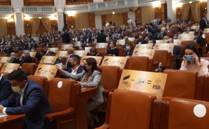 Pancarte făcute de PNL aripa Cîţu