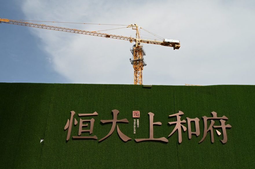 Numele şi logo-ul companiei Evergrande în spatele unui complex de locuinţe din Beijing, 13 septembrie 2021
