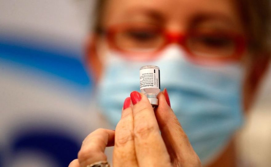 Personal sanitar israellian pregăteşte o doză de vaccin anti-COVID în Rishon Lezion, 13 august 2021