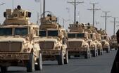 Talibanii scot la paradă în Kandahar un număr record de vehocule militare şi aparate de zbor capturate de la americani, 9 noiembrie 2021 (AFP via Getty Images)