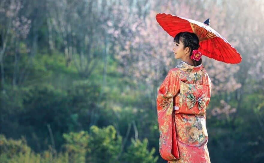 Femeie în costum tradiţional japonez (kimono). (pixabay.com)