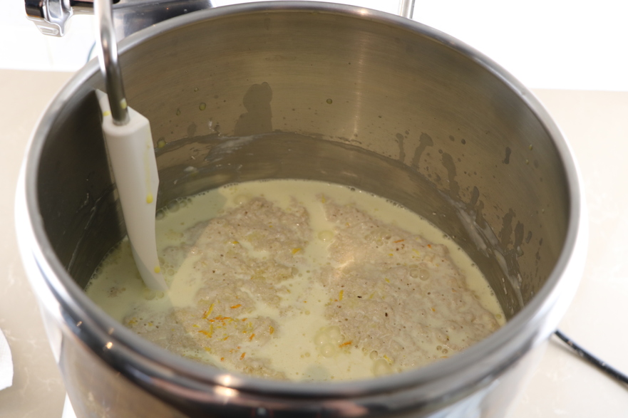 Compoziţia de ouă se toarnă peste maia apoi se adaugă şi restul de lapte (Maria Matyiku / Epoch Times)