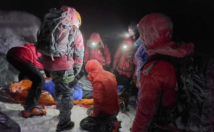 Salvarea alpinistilor prinsi de avalansa (Facebook)