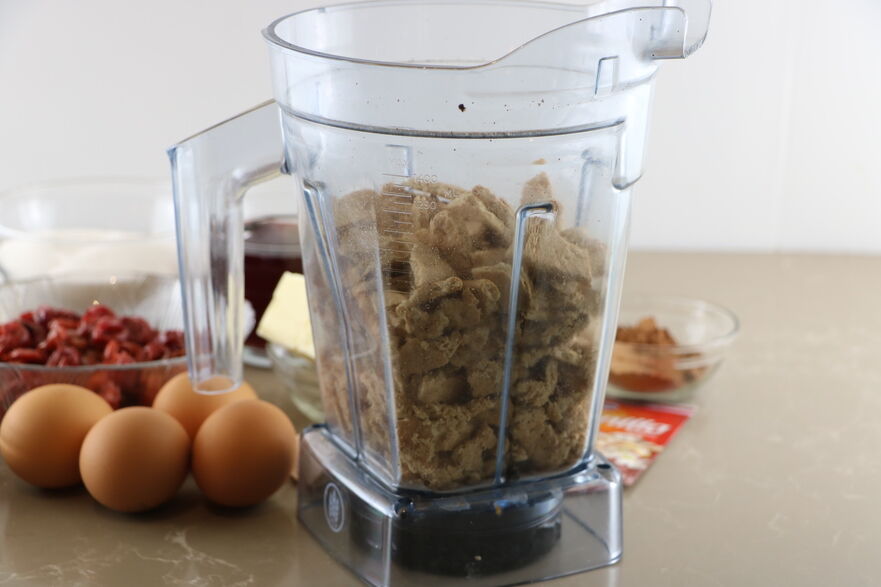 Biscuiţii se macină folosind un blender (Maria Matyiku / Epoch Times)