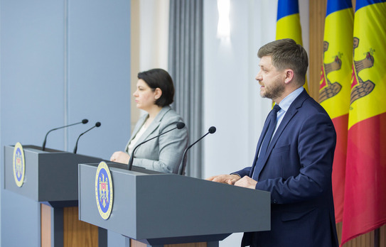 Dumitru Udrea şi Natalia Gavriliţa (gov.md)