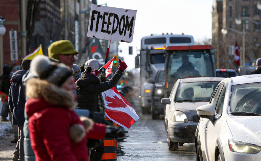 Suporterii protestului Freedom Convoy 2022, împotriva obligativităţii vaccinării COVID-19, în faţa Parlamentului din Ottawa, 28 ianuarie 2022