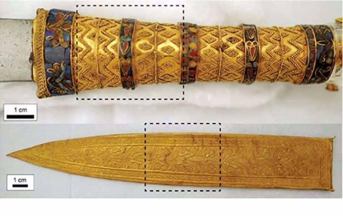 Mânerul, partea superioară şi teaca pumnalului de fier găsit în mormântul lui Tutankhamon.