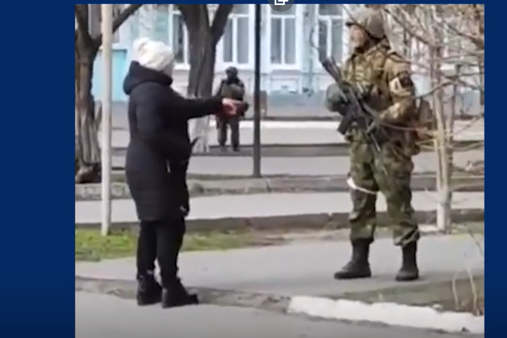Femeie ucraineană sfidează un soldat rus