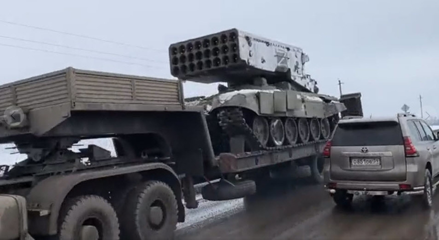 Vehicul blindat rusesc prevăzut cu lansator de rachete termobarice obsevat pe şoselele Ucrainei