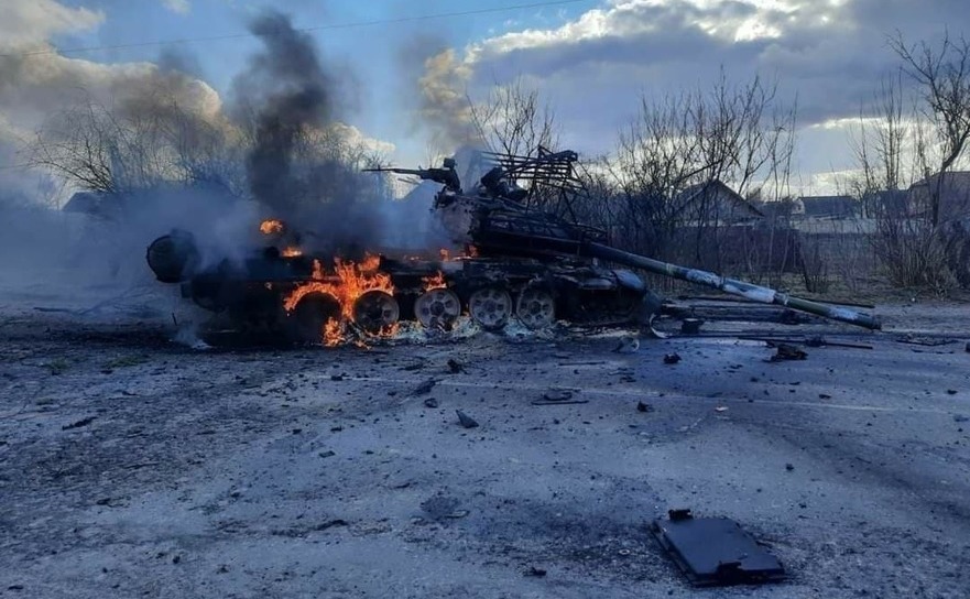 Tanc rusesc incendiat în teatrul de operaţiuni din Ucraina