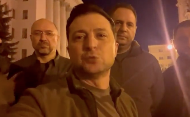 Volodimir Zelenski filmându-se noapte în Kiev, pentru a încuraja poporul ucrainean să lupte împotriva invaziei ruse