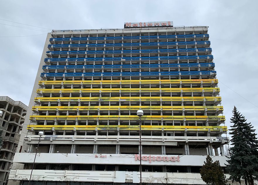 Clădirea fostului hotel Naţional din Chişinău, vopsit în culorile steagului Ucrainei