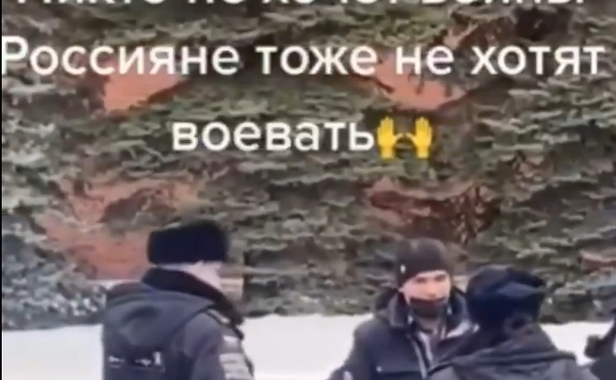 Manifestantul, înconjurat de poliţiştii ruşi