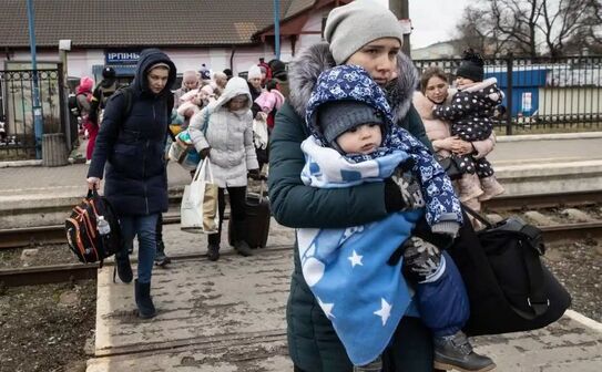 Femei şi copii încearcă să se urce într-un tren de evacuare în Irpin, Ucraina, 4 martie 2022 (Getty Images)