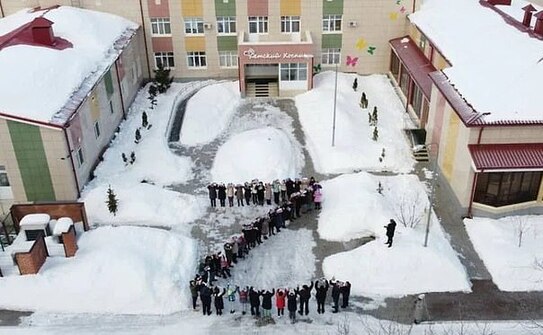 Copiii de la un spital din Tatarstan, Rusia, scoşi să sprijine invazia Rusiei în Ucraina, formând litera Z (Twitter Kami Kazani)