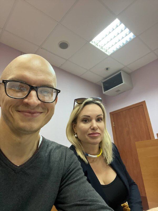 Jurnalista rusă Marina Ovsyannikova, împreună cu avocatul său, în instanţă (NEXTA)