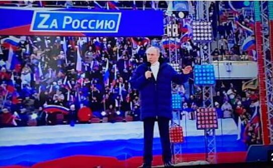 Putin, ţinându-şi discursul pe stadionul Luzhniki din Moscova, în faţa a sute de mii de persoane (Captură ecran)