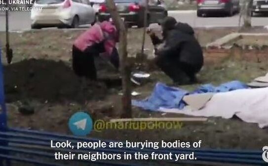 Locuitorii din Mariupol isi ingroapa mortii printre blocuri