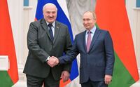 Preşedintele rus Vladimir Putin (dr) şi omologul său din Bielorusia, Alexander Lukaşenko (Getty Images)