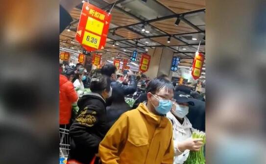 Cozi la alimente, în supermarket-uri, Shanghai, martie 2022 (Captură video, Facebook)