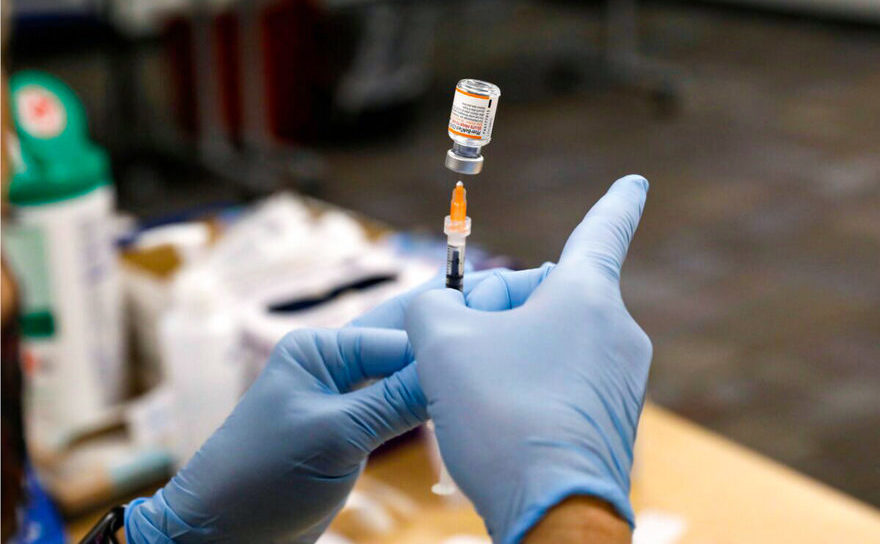 Vaccinul Pfizer anti COVID-19 preparat în Southfield, Michigan, 5 noiembrie 2021