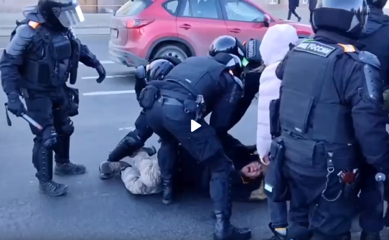 Poliţiştii ruşi bat protestatatri anti-război.