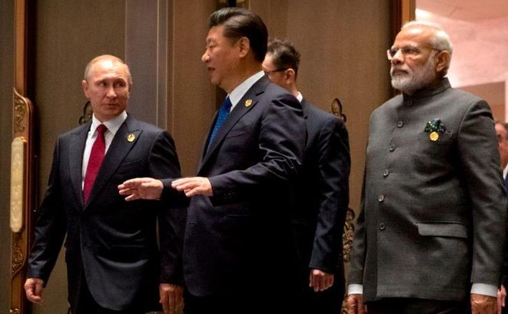 (De la st la dr) Preşedintele rus Vladimir Putin, liderul chinez Xi Jinping şi premierul indian Narendra Modi