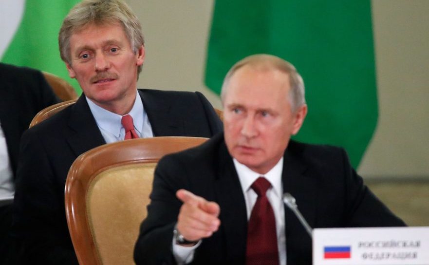 Vladimir Putin şi purtătorul de cuvânt al Kremlinului, Dimitri Peskov, 2017. 