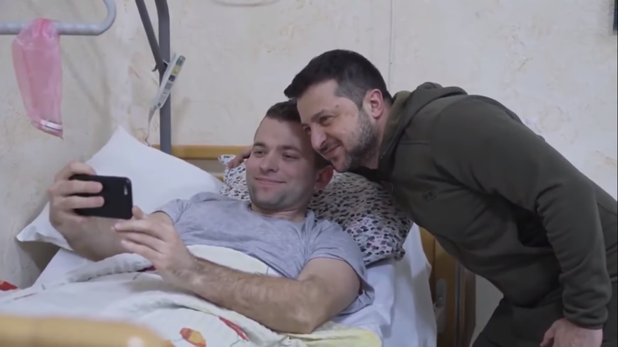 Zelenski în vizită la soldaţii ucraineni răniţi şi spitalizaţi (captura foto)