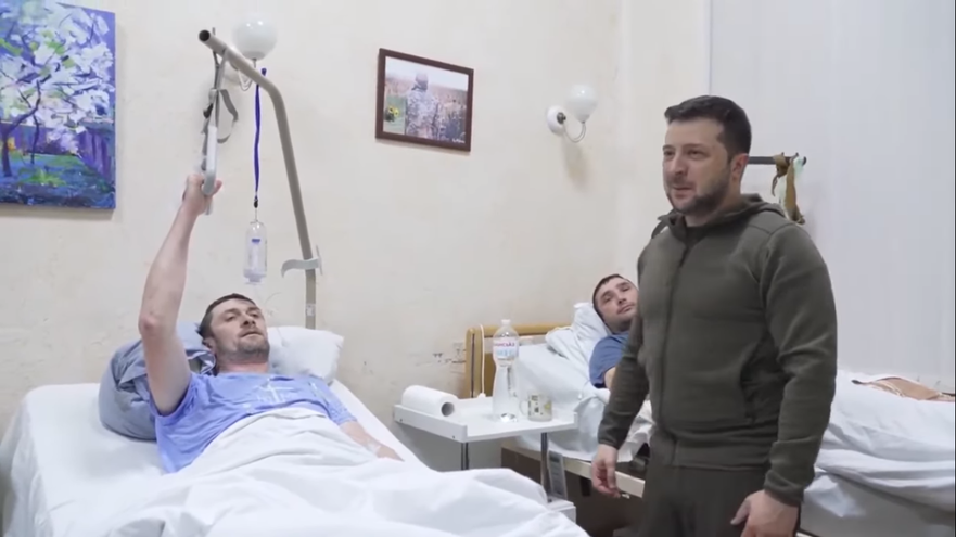 Zelenski în vizită la soldaţii ucraineni răniţi şi spitalizaţi (captura foto)