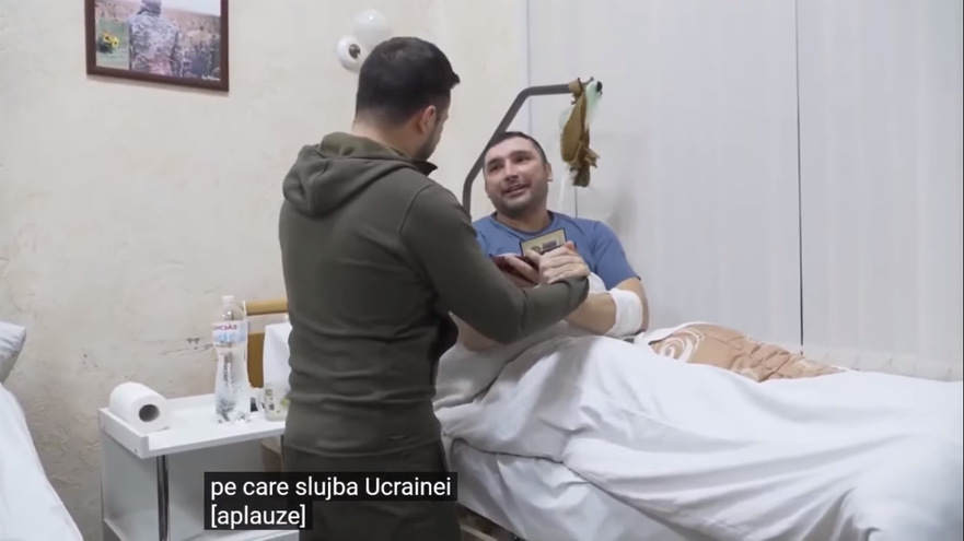 Zelenski în vizită la soldaţii ucraineni răniţi şi spitalizaţi