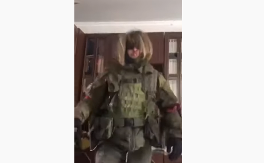 Soldaţi ruşi jefuiesc şi se distrează în casa unor ucraineni