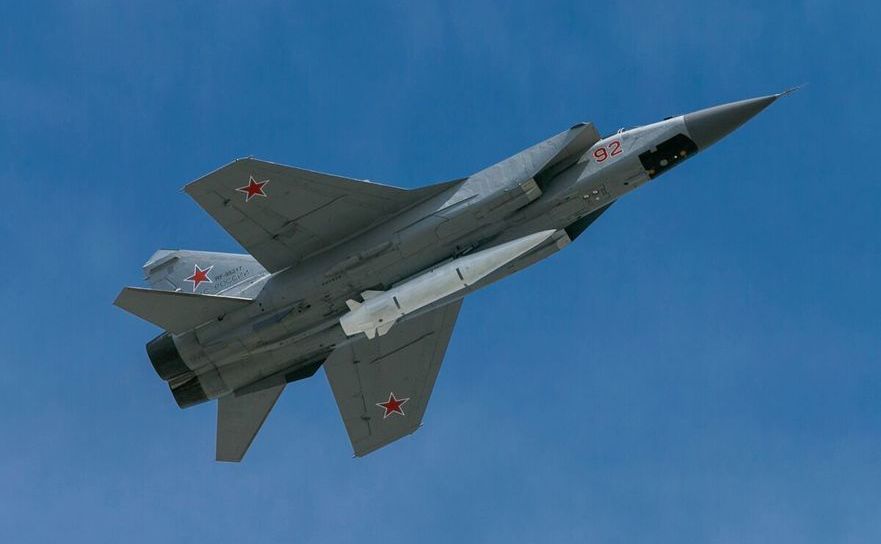 Rachetă Kinzhal transportată de un avion de luptă rusesc MiG-31