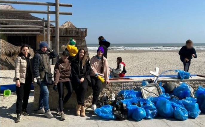 Reufugiaţi ucraineni găzduiţi in Mamaia Nord au curăţat din proprie iniţiativă plaja