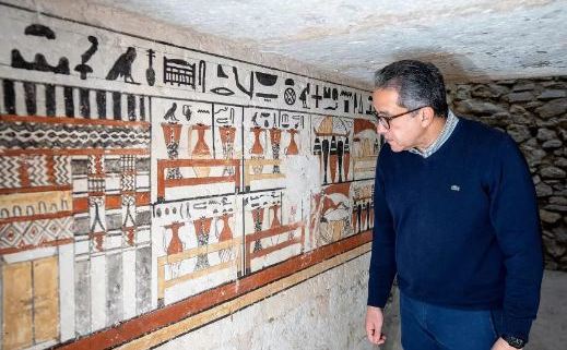 O pictură murală găsită într-unul dintre morminte. În partea de sus a picturii se poate observa o scriere ieroglifică.